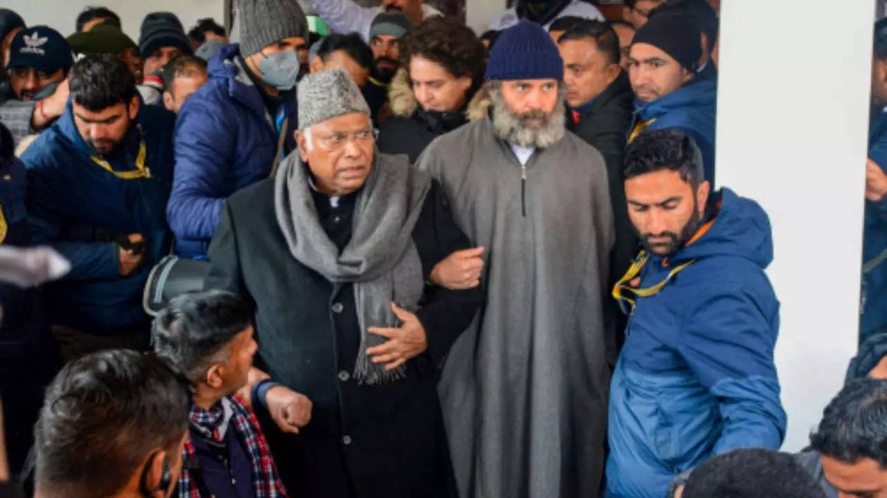 Rahul Gandhi dons 'pheran' to ward off Kashmir chill | India News